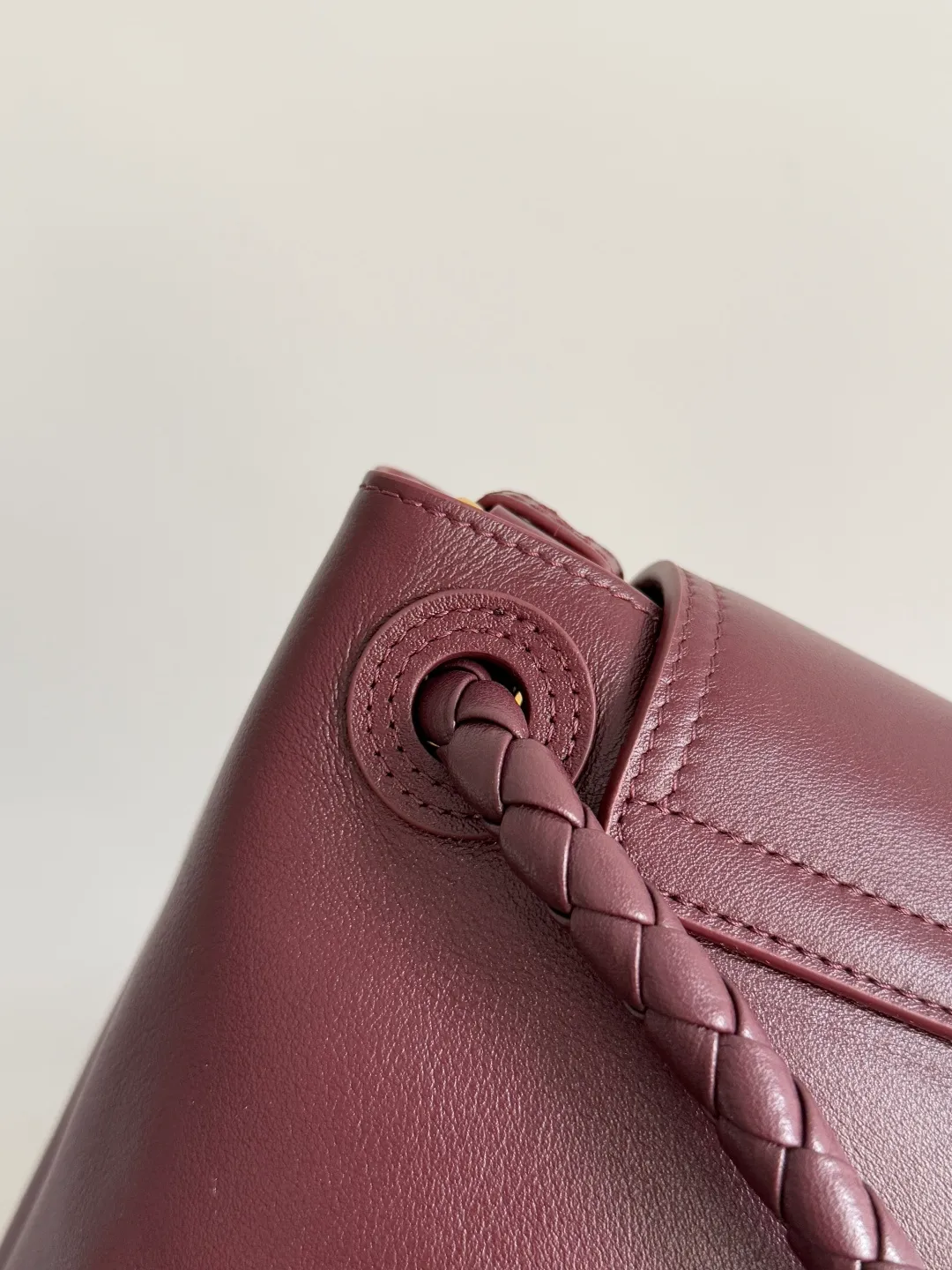Batch 3160 BottegaVeneta Latest Ciao Ciao Bag Silky cowhide two-way flap handbag with signature twist detail, hidden hook closure, flap can be fastened to the front or attached to the INTRECCIATO woven internal pocket, comes with an adjustable and removable crossbody strap, internal compartment, and also features a zippered pocket. The surprise flap has various shapes. Style 1 - Cover the bag surface, exposing the knot and knot decoration. Style 2 - Place the flap inside the bag. A buckle is also designed. Style 3 - The U-shaped position of the top handle in the hand bag. Style No.: 826195 Size: 42*32*15cm